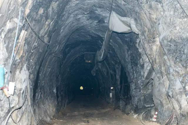 Der Tunnel ins Bergwerk