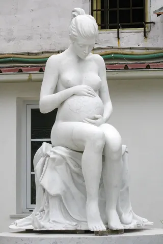 Marmorstatue einer Schwangeren