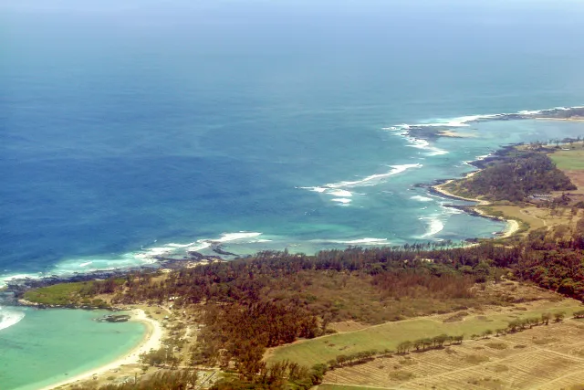 Die Küste von Mauritius vom Flugzeug aus