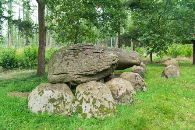 Die Poldenhünensteine in der Gemeinde Spahnharrenstätte mit der Sprockhoff-Nr. 829
