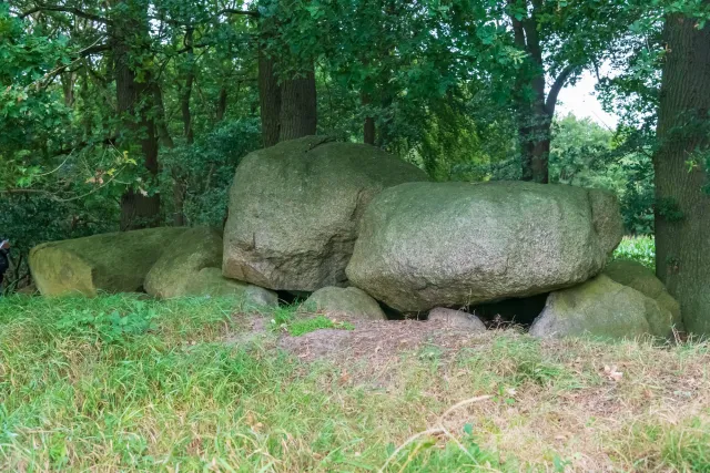 Das Großsteingrab im Ipeken, auch Groß Berßen II genannt, ist ein neolithisches Ganggrab mit der Sprockhoff-Nr. 857