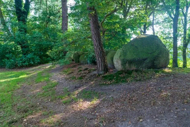 Großsteingrab mit Hünenstein