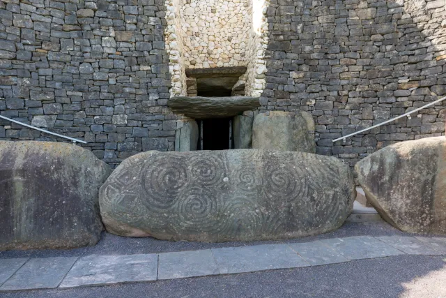 Der Eingang zum Grabhügel mit verziertem Steinblock