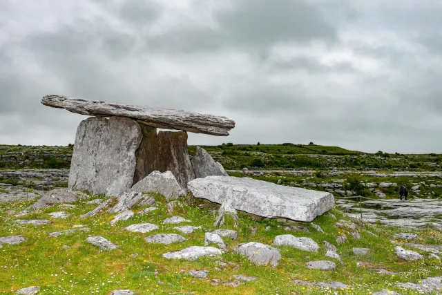 Der Poulnabrone Dolmen im County Clare, Irland