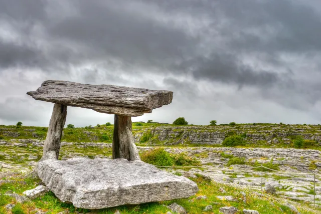 Der Poulnabrone Dolmen im County Clare, Irland
