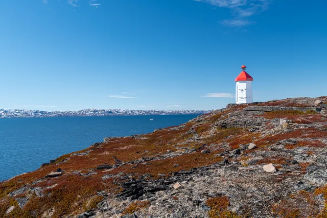 Der Leuchtturm an der Küste von Vadsøya
