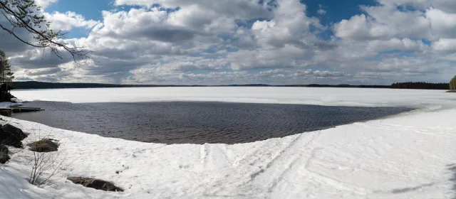 Der See Norvajärvi am Polarkreis in Finnland
