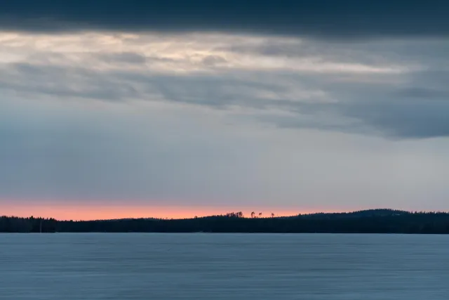 Der See Norvajärvi am Polarkreis in Finnland