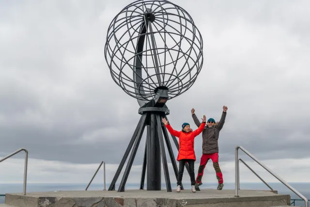 Zwei lustige Belgier am Nordkap Monument
