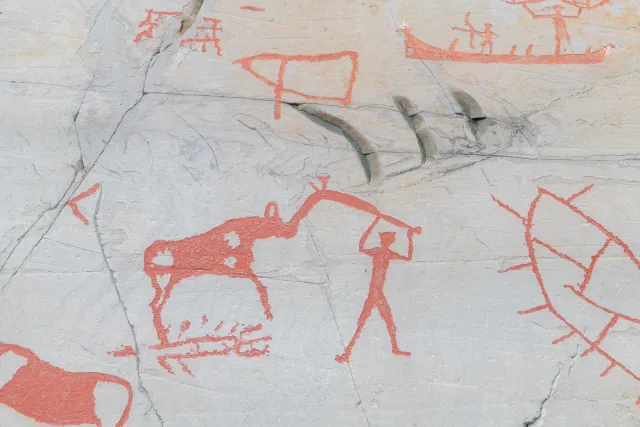 Petroglyphen, die Jagdszenen zeigen
