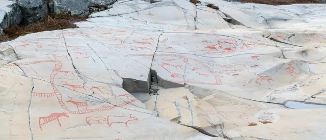 Petroglyphen mit Farben ausgemalt
