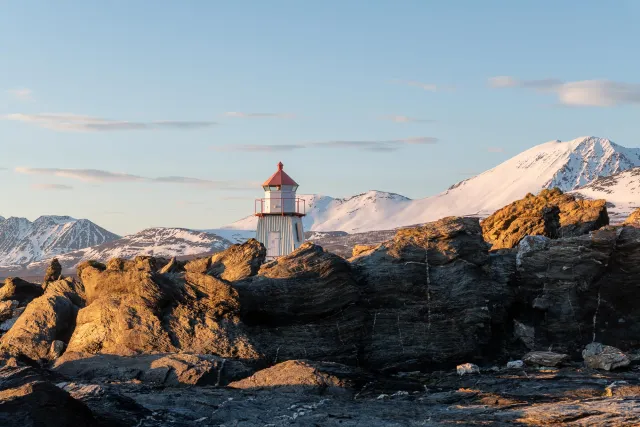 The lighthouse at the top of Lenangsøyra