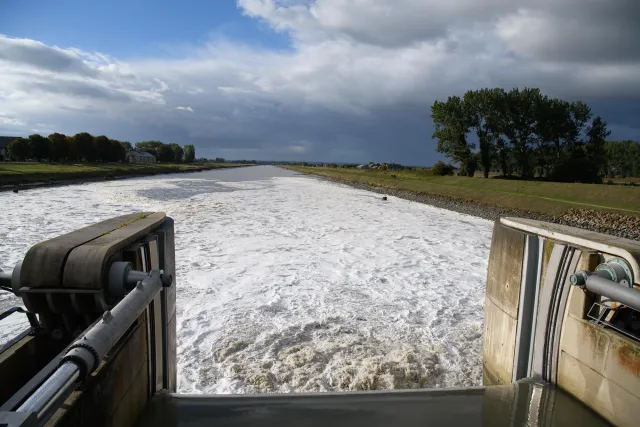 The mighty weir harmonises the tidal range and protects against the mud