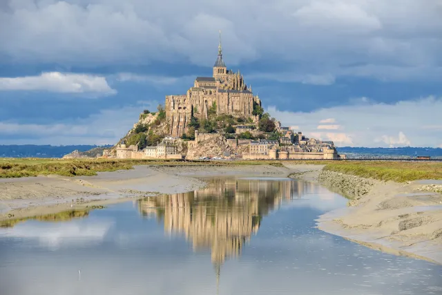 Le Mont Saint Michel als Spiegelung in der Flussmündung