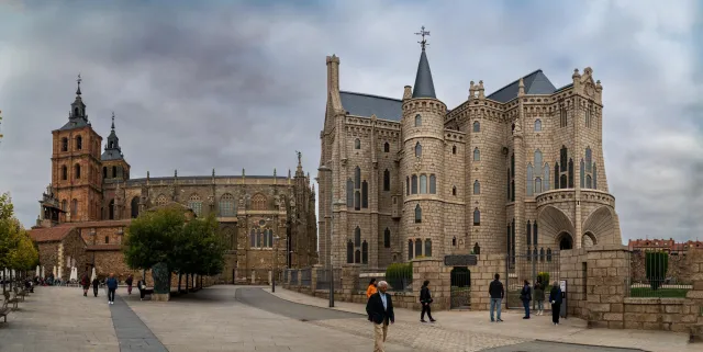 Astorga Cathedral and Gaudi's Palacio Episcopal