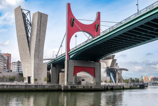 Die Brücke Puente La Salve zum Guggenheim-Museum