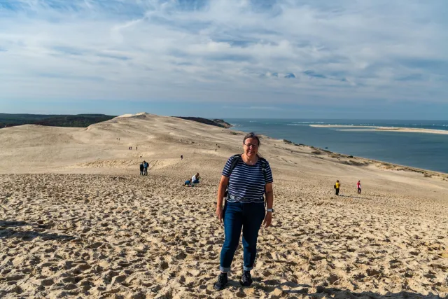 Karin auf der Dune du Pilat an der Atlantikküste bei Arcachon in der Region Nouvelle-Aquitaine