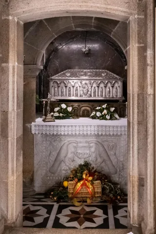 Ein silberner Schrein in der Krypta unter dem Hochaltar mit den Gebeinen des hl. Jakob