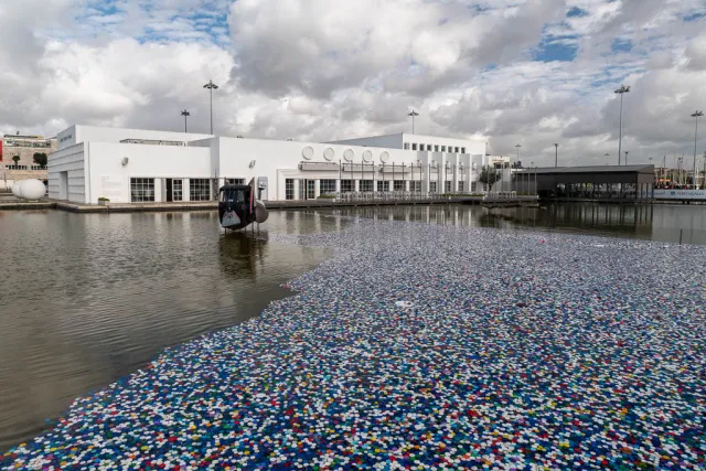 Bassin in Lissabon, Portugal mit Verschlusskappen von Pet Flaschen