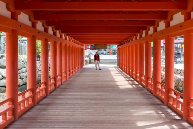 Die langen Säulengänge zum Itsukushima-Schrein