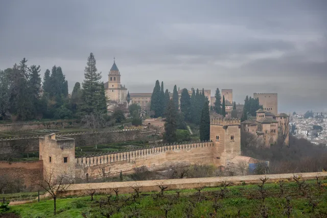 Ein Blick auf die Alhambra aus den Gärten des Generalife