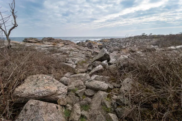 Über die Steine der zerklüfteten Küste