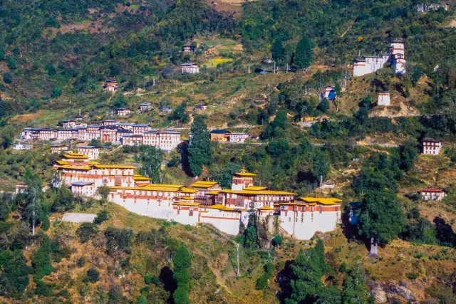 Der Trongsa Dzong über der Schlucht des Flusses Mangde.