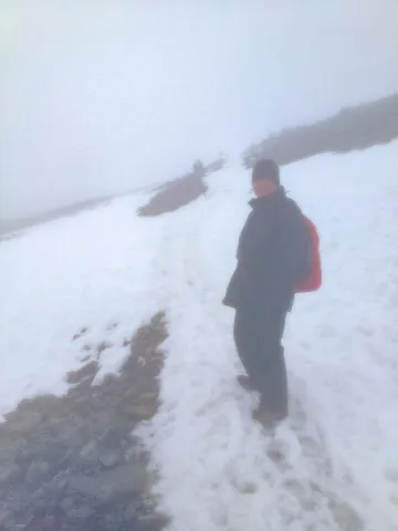 Karin auf dem Weg zum Gipfel im ersten Schnee