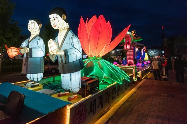Prächtige Paraden in Andong zum Geburtstag von Buddha