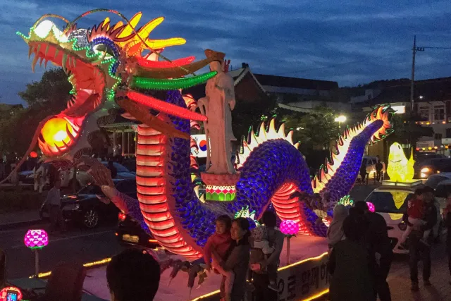 Drachenfiguren auf den Paraden anläßlich Buddha`s Geburtstag