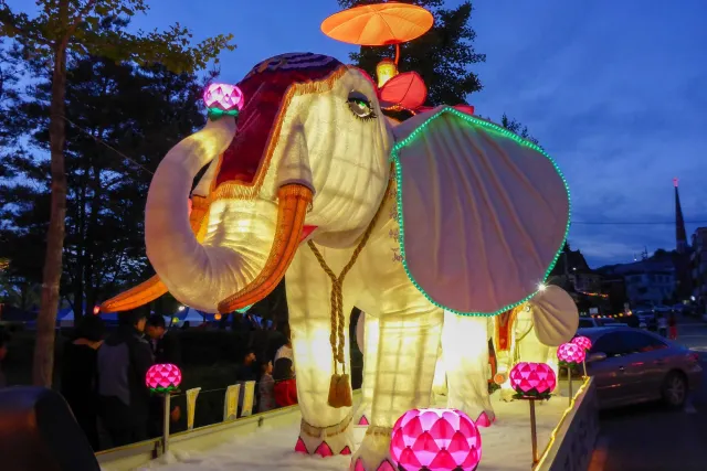 Elefantenfiguren auf den Paraden anläßlich Buddha`s Geburtstag