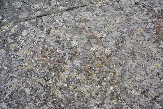 Steinritzungen verschiedener Symbole in Madsebakke