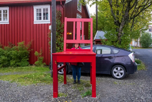 Karin at the big chair in Mosjøen