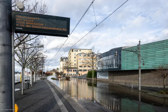 Überschwemmte Straßenbahnschienen an der Rheinpromenade in Königswinter