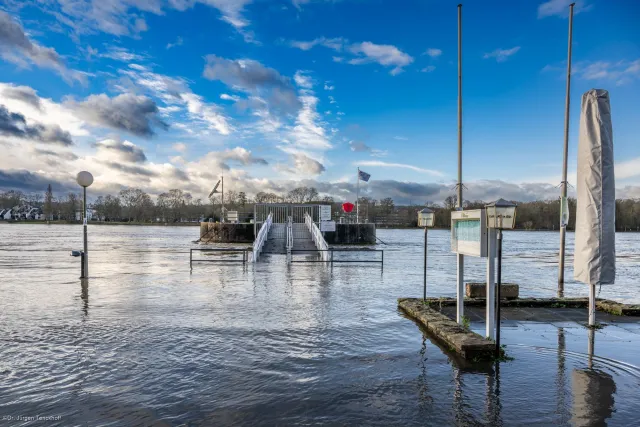 Unerreichbare Bootsausleger an der überschwemmten Rheinpromenade von Königswinter