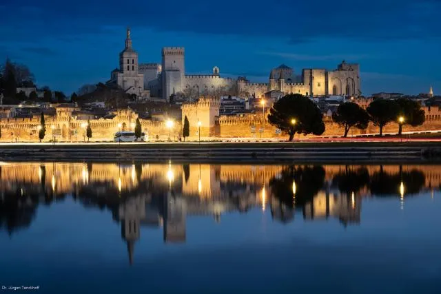 Avignon spiegelt sich in der Rhône