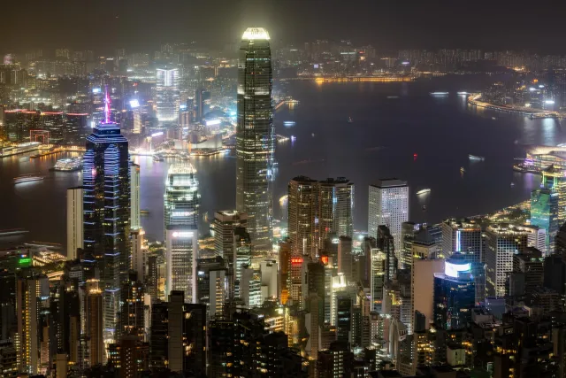 Der Viktoriahafen bei Nacht vom "Peaktrail" aus fotografiert