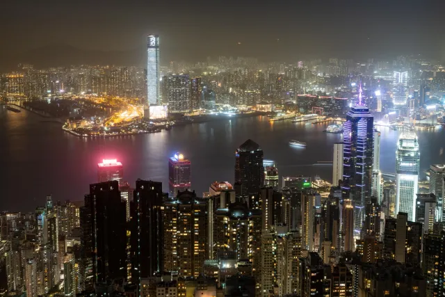 Der Viktoriahafen bei Nacht vom "Peaktrail" aus fotografiert