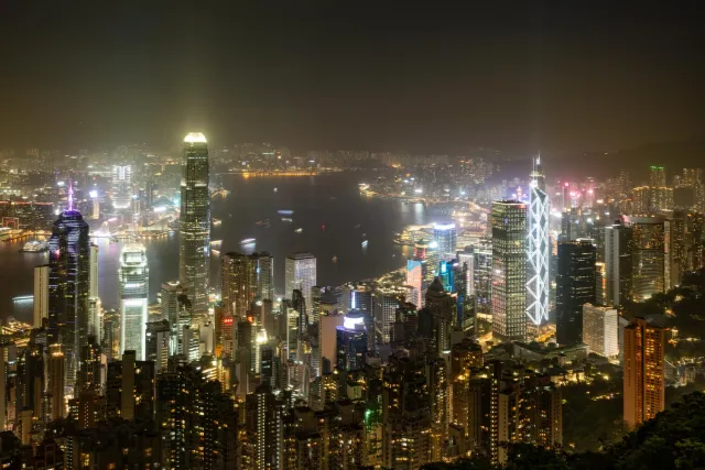 Der Viktoriahafen bei Nacht vom "Peaktrail" aus fotografiert