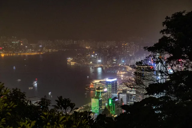 Der Viktoriahafen bei Nacht von verschiedenen Lookouts des "Peaktrails" aus fotografiert