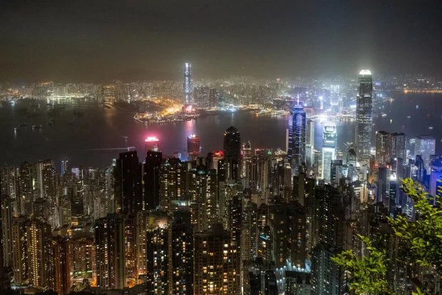 Der Viktoriahafen bei Nacht von verschiedenen Lookouts des "Peaktrails" aus fotografiert