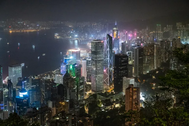 Der Viktoriahafen bei Nacht von verschiedenen Lookouts des "Peaktrails" aus fotografiert