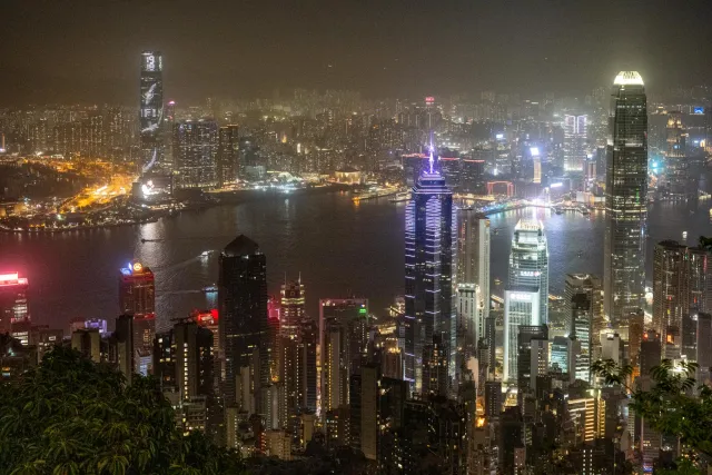Der Viktoriahafen bei Nacht von verschiedenen Lookouts des "Peaktrails" aus fotografiert