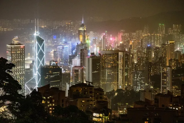 Der Viktoriahafen bei Nacht von verschiedenen Lookouts des "Peaktrails" aus fotografiert