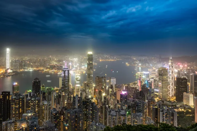 Der Viktoriahafen bei Nacht vom "Peaktrail" aus fotografiert