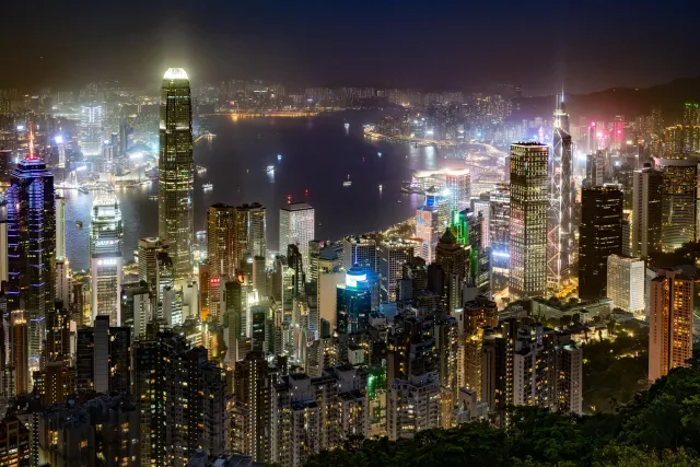 Der Viktoriahafen bei Nacht vom "Peaktrail" aus fotografiert