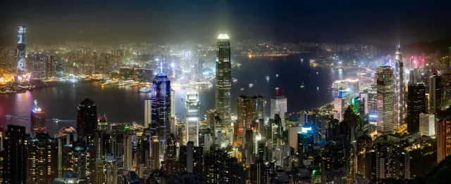 Der Viktoriahafen bei Nacht vom "Peaktrail" aus fotografiert