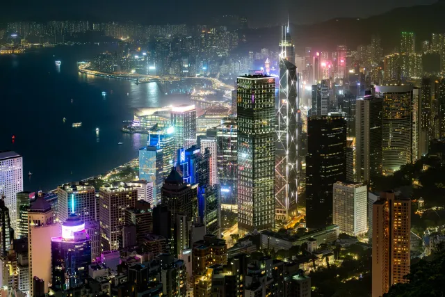 Der Viktoriahafen bei Nacht vom "Peaktrail" aus fotografiert