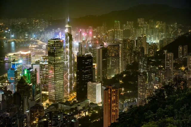 Der Viktoriahafen bei Nacht vom "Peaktrail" aus fotografiert