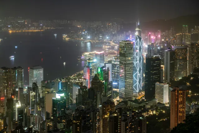 Der Viktoriahafen bei Nacht vom "Peaktrail" aus fotografiert